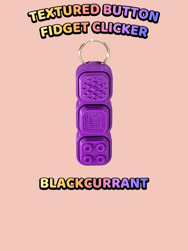Może przedstawiać: Fioletowy brelok typu fidget clicker z trzema r&oacute;żnymi teksturowanymi przyciskami z wzorem koła, kwadratu i czterech kropek. Tekst "TEXTURED BUTTON FIDGET CLICKER" oraz "BLACKCURRANT" znajduje się odpowiednio nad i pod obiektem.