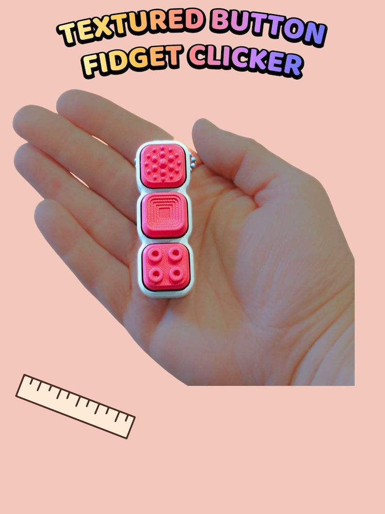 Może przedstawiać: Prostokątne urządzenie typu fidget clicker z trzema r&oacute;żnymi r&oacute;żowymi przyciskami o zr&oacute;żnicowanych fakturach powierzchni, w tym wypukłymi kropkami, koncentrycznymi kwadratami i okrągłymi wypustkami, w białej ramce, z napisem TEXTURED BUTTON FIDGET CLICKER.