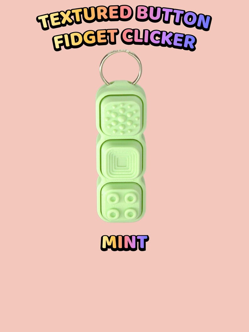 Może przedstawiać: Miętowy fidget clicker z metalowym k&oacute;łkiem. Urządzenie posiada trzy ułożone w stos przyciski o r&oacute;żnych fakturach: kropkowaną powierzchnię, wz&oacute;r kwadratu w kwadracie oraz cztery wypukłe k&oacute;łka. Tekst: TEXTURED BUTTON FIDGET CLICKER MINT.