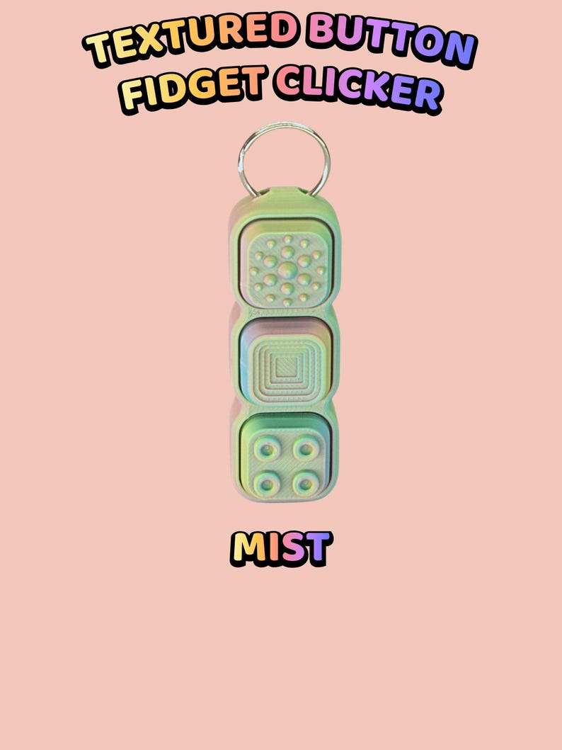 Może przedstawiać: Pastelowy brelok typu fidget clicker z trzema kwadratowymi przyciskami o r&oacute;żnych wypukłych fakturach, w tym kropkami, koncentrycznymi kwadratami i czterema okręgami. Widoczny jest tekst "TEXTURED BUTTON FIDGET CLICKER" oraz "MIST" w kolorowych literach.