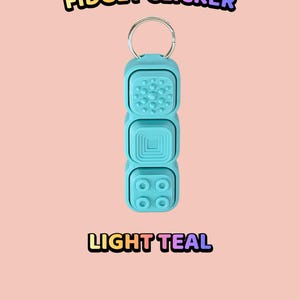 Może przedstawiać: Jasnoturkusowy fidget clicker z trzema r&oacute;żnymi teksturowanymi przyciskami i metalowym k&oacute;łkiem na klucze. Tekst "TEXTURED BUTTON FIDGET CLICKER" znajduje się na g&oacute;rze, a "LIGHT TEAL" na dole. Urządzenie posiada wzory w kropki, kwadraty i koła.