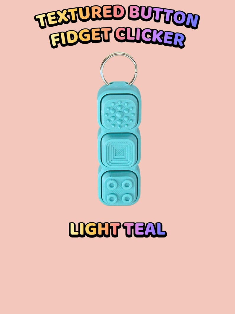 Może przedstawiać: Jasnoturkusowy fidget clicker z trzema r&oacute;żnymi teksturowanymi przyciskami i metalowym k&oacute;łkiem na klucze. Tekst "TEXTURED BUTTON FIDGET CLICKER" znajduje się na g&oacute;rze, a "LIGHT TEAL" na dole. Urządzenie posiada wzory w kropki, kwadraty i koła.