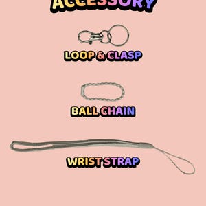 Może przedstawiać: Grafika z napisem CHOOSE YOUR ACCESSORY przedstawia trzy opcje: srebrną metalową pętlę z zapięciem, biały łańcuszek kulkowy oraz długą białą materiałową smycz na nadgarstek. Każdy element jest podpisany kolorowym tekstem.