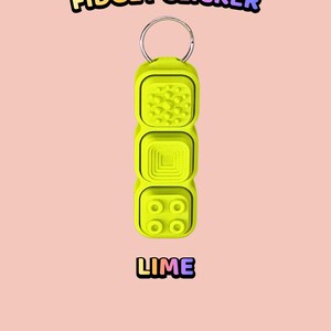 Może przedstawiać: Limonkowy brelok typu fidget clicker z trzema r&oacute;żnymi kwadratowymi przyciskami o odmiennych fakturach, w tym wypukłymi kropkami, koncentrycznymi kwadratami i czterema okrągłymi wypustkami. Tekst głosi TEXTURED BUTTON FIDGET CLICKER oraz LIME.