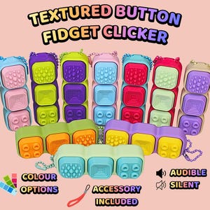Może przedstawiać: Teksturowane przyciski typu fidget clicker w r&oacute;żnych kolorach, każdy z trzema r&oacute;żnymi powierzchniami dotykowymi. Tekst głosi: TEXTURED BUTTON FIDGET CLICKER, COLOUR OPTIONS, ACCESSORY INCLUDED, AUDIBLE, SILENT. Zawiera mały pasek na nadgarstek.