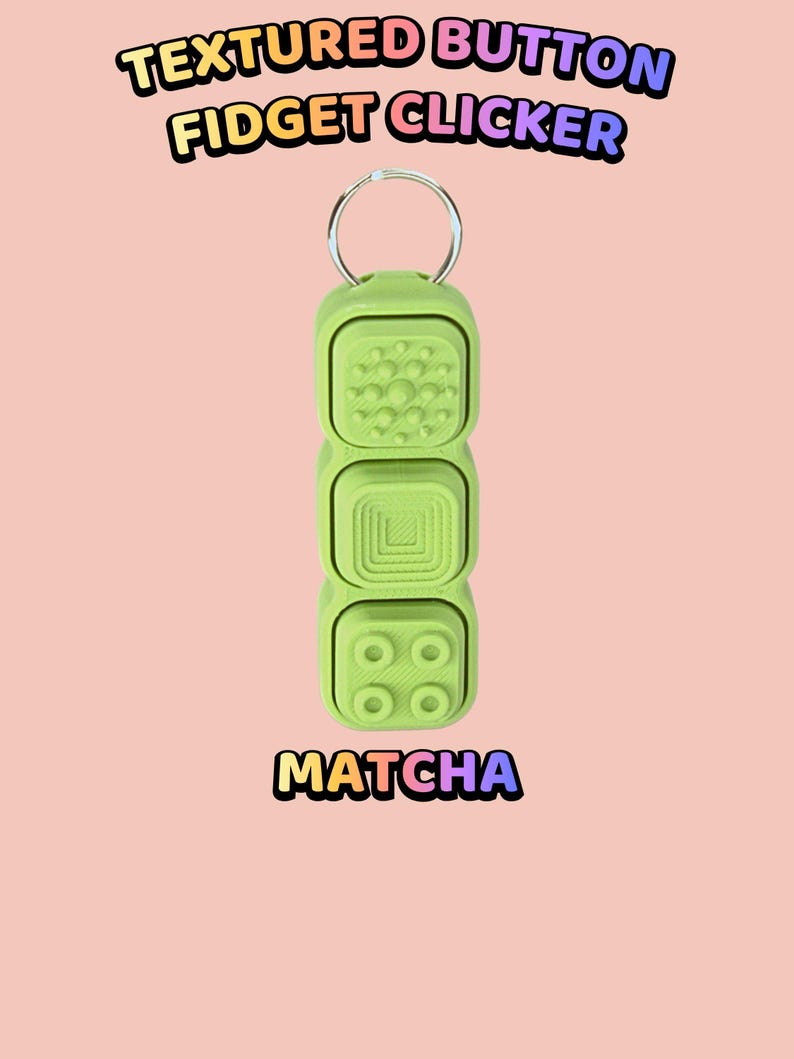 Może przedstawiać: Jasnozielony brelok typu fidget clicker z trzema kwadratowymi przyciskami, z kt&oacute;rych każdy ma inną fakturę powierzchni. G&oacute;rny przycisk ma małe wypukłe kropki, środkowy ma koncentryczne kwadraty, a dolny cztery koła. Tekst: TEXTURED BUTTON FIDGET CLICKER MATCHA.