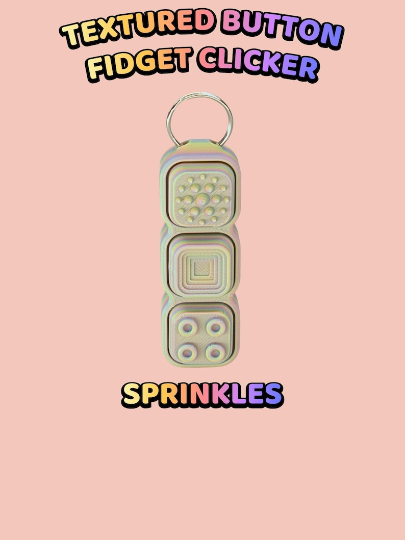 Może przedstawiać: Pastelowy brelok typu fidget clicker z trzema ułożonymi w stos kwadratowymi przyciskami o r&oacute;żnych wypukłych fakturach, w tym kropkami, kwadratem i k&oacute;łkami. Tekst "TEXTURED BUTTON FIDGET CLICKER" oraz "SPRINKLES" widnieje w kolorowych literach.