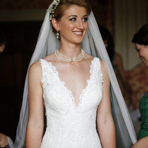 Collana girocollo da sposa con smeraldi e perle: collana da sposa con strass immagine 2