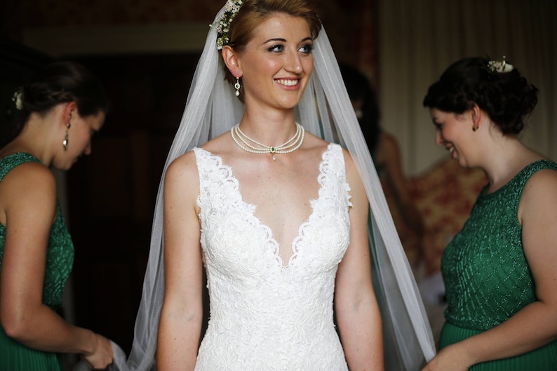 Collana girocollo da sposa con smeraldi e perle: collana da sposa con strass immagine 2