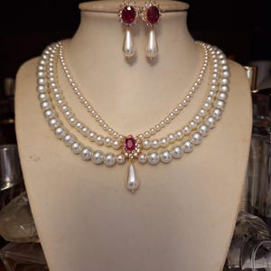 Parel bruidssieradenset: robijn choker, hangoorbellen
