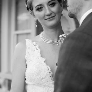 Collana girocollo da sposa con smeraldi e perle: collana da sposa con strass immagine 3