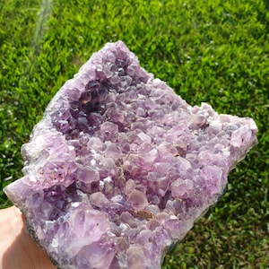 フロスト加工されたアメジストの結晶