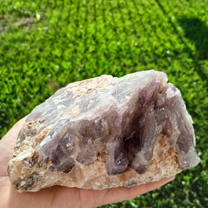 以下が含まれることがあります： クリーム色、ライトグレー、ダークグレーの3色の、つや消し仕上げの陶器製マグカップのセット。各マグカップはシンプルでミニマルなデザインで、コーヒーや紅茶に最適です。