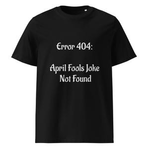 Op de afbeelding: Zwart T-shirt met de witte tekst "Error 404: April Fools Joke Not Found". Het shirt heeft een ronde hals en is geschikt voor dagelijks gebruik.