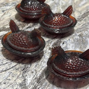 ヴィンテージ ルビーレッド ガラス製 鶏の巣入り食器 4個セット – アンベリナ チキンディッシュ – ファームハウス キッチン装飾 – イースター キャンディディッシュ – レトロなコレクターズアイテム