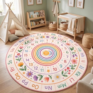 Puede incluir: Una alfombra redonda con fondo color crema, un borde con el alfabeto en colores, un círculo con números del 1 al 20, ilustraciones florales y un gráfico central de sol y luna rodeado por círculos concéntricos de colores del arcoíris.