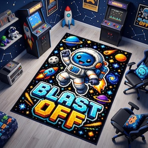Könnte beinhalten: Ein rechteckiger Teppich mit einem Weltraum-Motiv im Pixel-Art-Stil, das einen zentralen Astronauten, Planeten, Sterne und eine Rakete zeigt. Der Text BLAST OFF ist in großen, fetten, blockartigen Pixelbuchstaben am unteren Rand abgebildet.