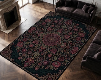 Puede incluir: Una alfombra rectangular grande con un fondo verde oscuro y un diseño central de medallón floral en tonos burdeos, rosa y verde. La alfombra presenta un borde ornamentado y está colocada sobre un suelo de madera.