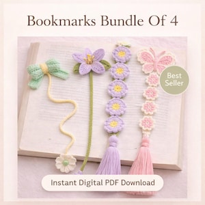 Puede incluir: Un conjunto de cuatro marcadores de ganchillo hechos a mano. Los diseños incluyen un lazo, una flor morada, una cadena de flores moradas y una mariposa rosa. También se ve el texto "Bookmarks Bundle Of 4" y "Instant Digital PDF Download".