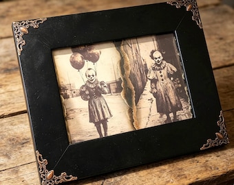 Marco de fotos de payaso malvado de terror / Marco gótico reciclado / Obra de arte de payaso con borde quemado / Decoración de payaso bailarín espeluznante / Marco adornado con bronce