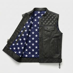 Pode incluir: Um colete de couro preto com um painel acolchoado no ombro, um bolso no peito com aba e um bolso lateral vertical. O forro interior é de tecido azul escuro decorado com um padrão repetitivo de estrelas brancas de cinco pontas.