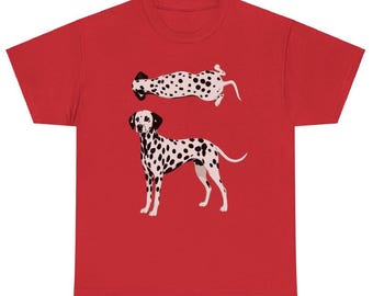 Puede incluir: Una camiseta roja de manga corta con un estampado gráfico de un perro dálmata. El diseño incluye un dálmata de pie de perfil y un segundo dálmata visto desde una perspectiva cenital, ambos con las manchas negras características de la raza.