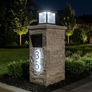 Buzón moderno con pilar de imitación de piedra y luz solar / Columna con números de dirección iluminados personalizados / Buzón de lujo de alta resistencia