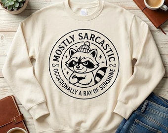 Per lo più sarcastico, occasionalmente un raggio di sole, design di procione, citazione divertente di procione SVG PNG, arte sarcastica di animali per magliette, adesivi, regali