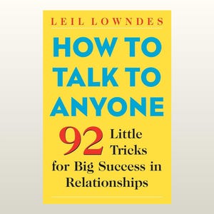 Puede incluir: Una portada de libro con un fondo amarillo brillante. El título HOW TO TALK TO ANYONE está impreso en letras azules grandes. El nombre del autor LEIL LOWNDES está en rojo. El subtítulo 92 Little Tricks for Big Success in Relationships está en rojo y negro.