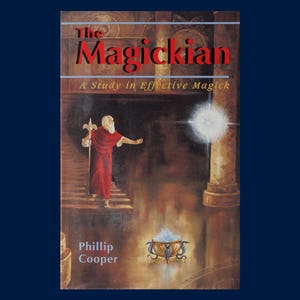 Może przedstawiać: Książka pod tytułem The Magickian: A Study in Effective Magick autorstwa Phillipa Coopera. Okładka przedstawia ilustrację postaci w czerwonej szacie trzymającej laskę na kamiennych schodach, jasne białe światło oraz złotą misę z dymem.
