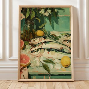 Op de afbeelding: Een ingelijst schilderij met drie hele vissen op een bed van ijs, vergezeld door gehalveerde grapefruits, hele citroenen en een glazen pot gevuld met groene bladstelen. Het kleurenpalet bevat tinten blauwgroen, geel en roze.