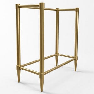 Puede incluir: Un marco de metal dorado con forma rectangular. El marco tiene cuatro postes verticales conectados por barras horizontales en la parte superior e inferior. Las patas son puntiagudas. El diseño es minimalista.
