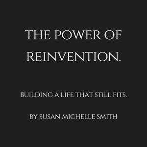 Könnte beinhalten: Auf schwarzem Hintergrund weißer Text: "THE POWER OF REINVENTION." Darunter steht "BUILDING A LIFE THAT STILL FITS." Der Name des Autors, "BY SUSAN MICHELLE SMITH", steht unten.