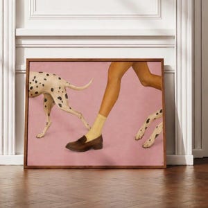 Peut inclure: Une impression d'art murale rectangulaire encadrée présentant un fond rose avec une paire de jambes portant une chaussette jaune et un mocassin marron, accompagnée de deux chiens dalmatiens tachetés marchant aux côtés des jambes.