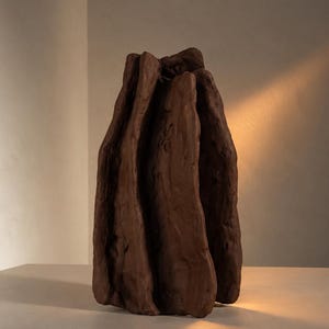 侘び寂びの彫刻花瓶、質感のある石材複合材のオーガニック台座装飾