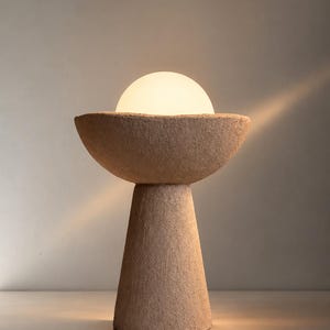 Japandi Beige Organische Steen Tafellamp, Handgemaakte Moderne Verlichting met Matglazen Kap