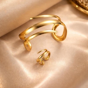 Conjunto de joyería minimalista de oro: brazalete de múltiples hilos con anillo en espiral.