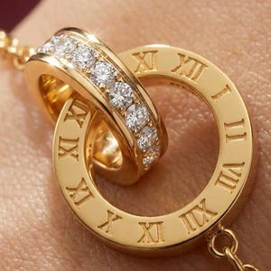 Doppelter, ineinandergreifender Armreif aus 18-karätigem Gold – Römische Ziffern und funkelnde Kristalle – Luxuriöses Geschenk für Sie – Minimalistischer Stil