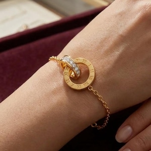 Bracciale rigido intrecciato a doppio anello in oro 18 carati – Numeri romani e cristalli scintillanti – Regalo di lusso per lei – Stile minimalista