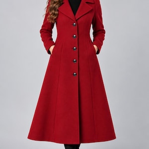 Vinröd ulltrenchcoat, knäppt framtill, långa eleganta vinterytterkläder