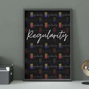 Puede incluir: Impresión artística enmarcada con la palabra "Regularity" en escritura blanca. El fondo negro presenta un patrón repetido de la palabra "Regularity" y rectángulos coloridos.