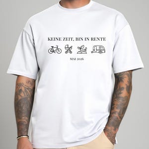 May include: White t-shirt with the German text "KEINE ZEIT, BIN IN RENTE" and the date "MAI 2026". The shirt features black line art of a bicycle, stroller, plant, and camper. The shirt is a casual, oversized fit.