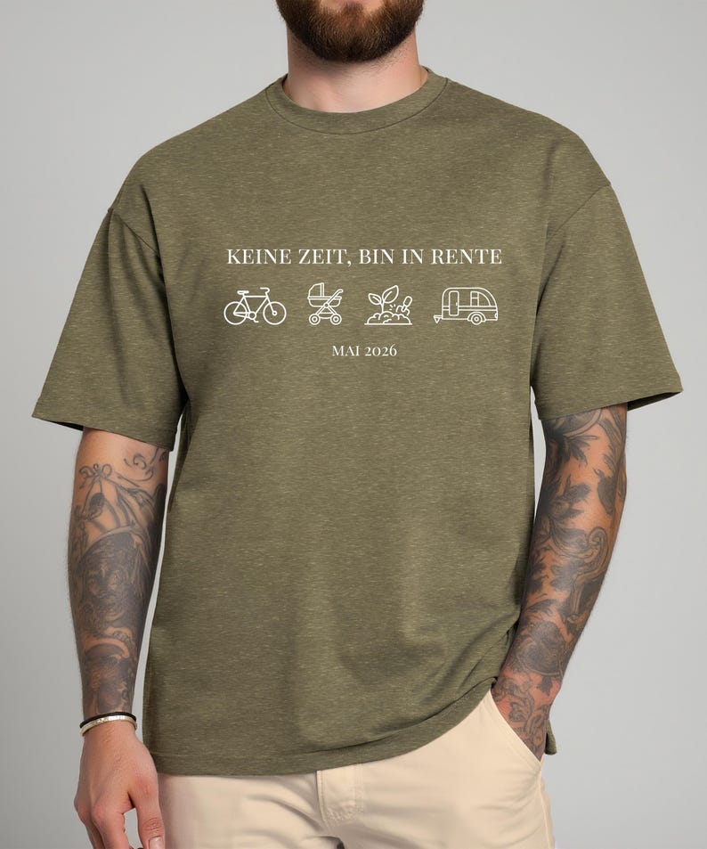 May include: Olive green t-shirt with white text and line art illustrations. The text reads "KEINE ZEIT, BIN IN RENTE" above a bicycle, stroller, plant, and camper. Below is "MAI 2026".