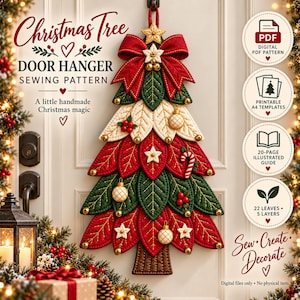 Könnte beinhalten: Ein digitales Schnittmuster für einen Weihnachtsbaum-Türhänger. Das Design zeigt geschichtete Stoffblätter in Rot, Grün und Creme, verziert mit kleinen Sternen, Ornamenten und Zuckerstangen. Text beinhaltet 'Christmas Tree DOOR HANGER SEWING PATTERN'.