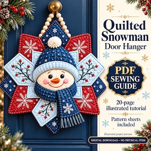 Peut inclure: Une suspension de porte bonhomme de neige matelassé avec un bonnet et une écharpe bleus, sur fond en forme d'étoile rouge et bleu clair. Le texte indique Quilted Snowman Door Hanger, PDF Sewing Guide, tutoriel illustré de 20 pages et téléchargement.