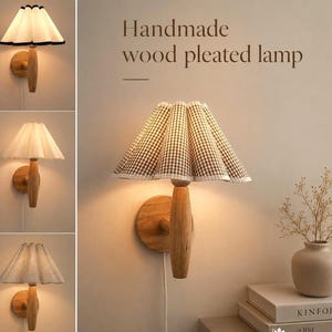 Könnte beinhalten: Handgefertigte Holz-Plissée-Lampe. Das Bild zeigt mehrere Wandlampen mit plissierten Lampenschirmen. Die Lampen haben Holzsockel und -stiele. Die Schirme sind weiß, cremefarben und kariert. Der Text "Handmade wood pleated lamp" ist sichtbar.
