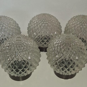 Aplique de pared vintage, globo de cristal prensado con corte de diamante y base de baquelita con casquillo E27, estilo mediados de siglo.