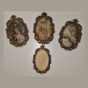 Peut inclure: Quatre pièces d'art mural ovales antiques avec des cadres en bronze ornés. Trois présentent des scènes peintes de personnes dans un cadre de jardin, tandis que la quatrième est une toile vierge. Les cadres ont un design détaillé et défilant.