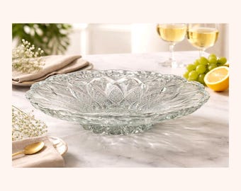 Große Servierschale aus geschliffenem Kristallglas mit Stern- und Rautenmotiven und gewelltem Rand, im Vintage-Stil