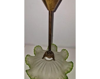 Antike Art-Deco-Deckenleuchte, mattierter Glasschirm mit Rüschen, grüner Rand, Messingbeschläge Ø 25 cm